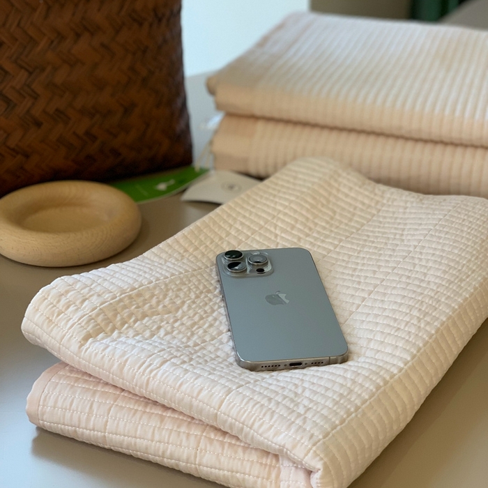 91家纺网 家纺一手货源 找家纺 汇庭 2025新款赫本系列床盖三件套-实拍 奶茶色