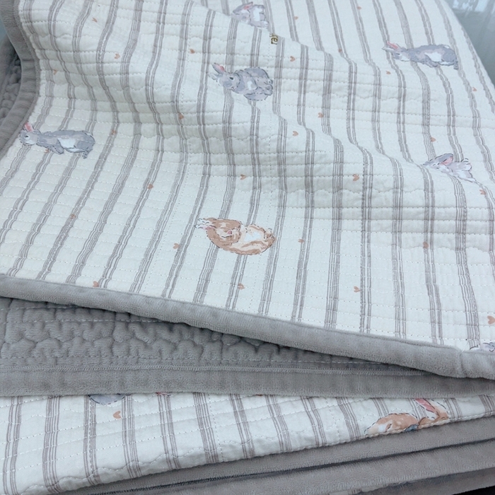 91家纺网 家纺一手货源 找家纺 暖居 2025新款砂洗棉加绒床盖三件套双面两用棉加绒-叠拍图 青春兔