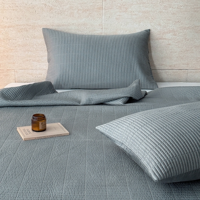 91家纺网 家纺一手货源 找家纺 汇庭 2025新款赫本系列床盖三件套-棚拍 芳华青