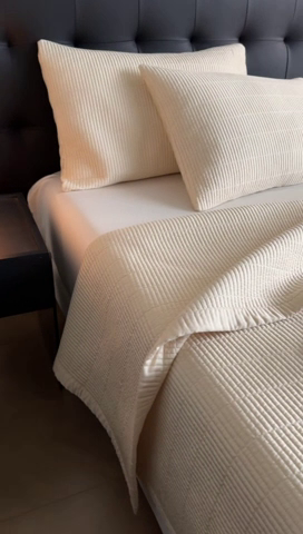 91家纺网 家纺一手货源 找家纺 汇庭 2025新款赫本系列床盖三件套-棚拍 微风驼