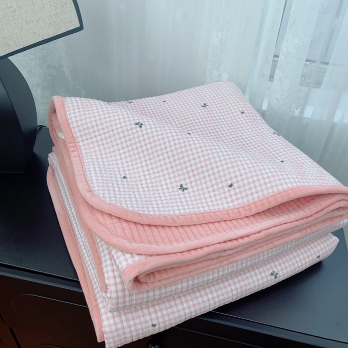 91家纺网 家纺一手货源 找家纺 暖居 2025新款砂洗棉加绒床盖三件套双面两用棉加绒-叠拍图 点点蝴蝶结