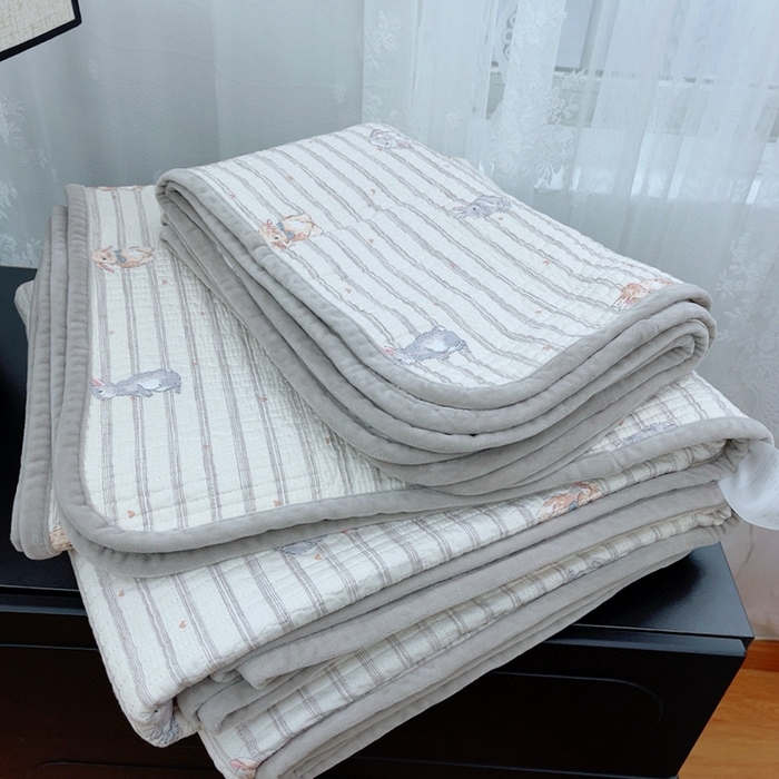 91家纺网 家纺一手货源 找家纺 暖居 2025新款砂洗棉加绒床盖三件套双面两用棉加绒-叠拍图 青春兔