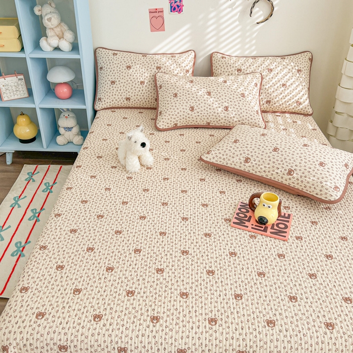 91家纺网 家纺一手货源 找家纺 茉夕家纺 2025新款跑量款双面纯棉印花水洗床盖 豹纹小熊