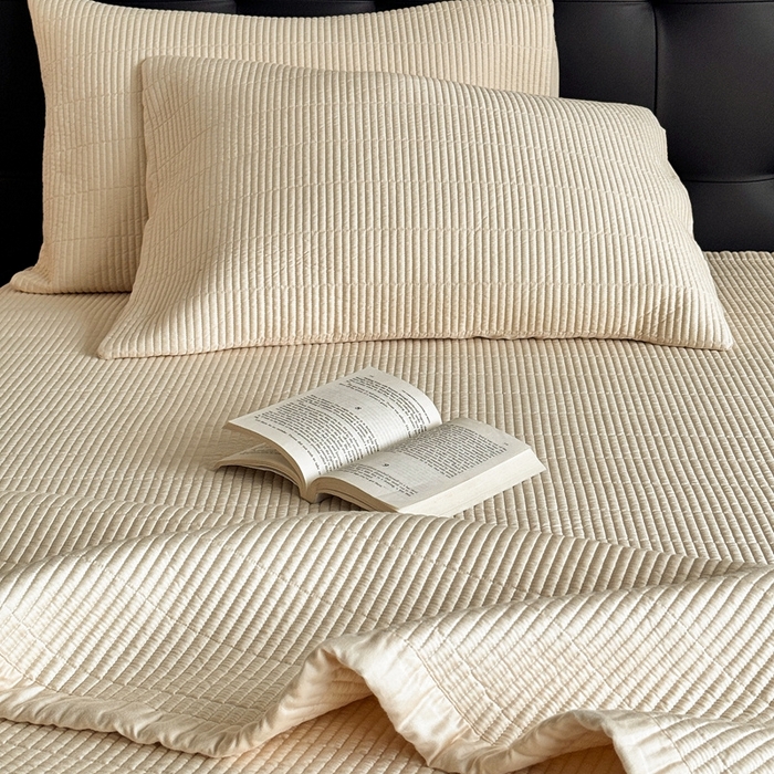 91家纺网 家纺一手货源 找家纺 汇庭 2025新款赫本系列床盖三件套-棚拍 微风驼