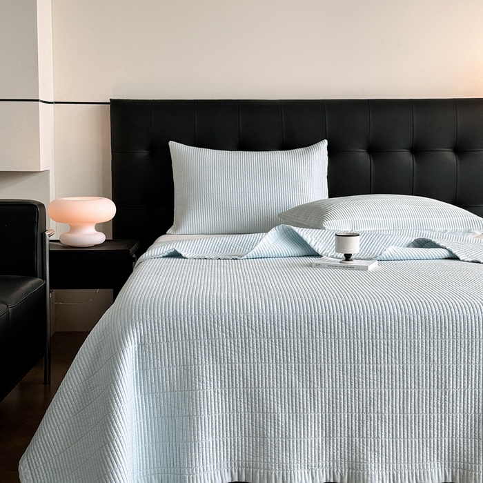 91家纺网 家纺一手货源 找家纺 汇庭 2025新款赫本系列床盖三件套-棚拍 微风兰