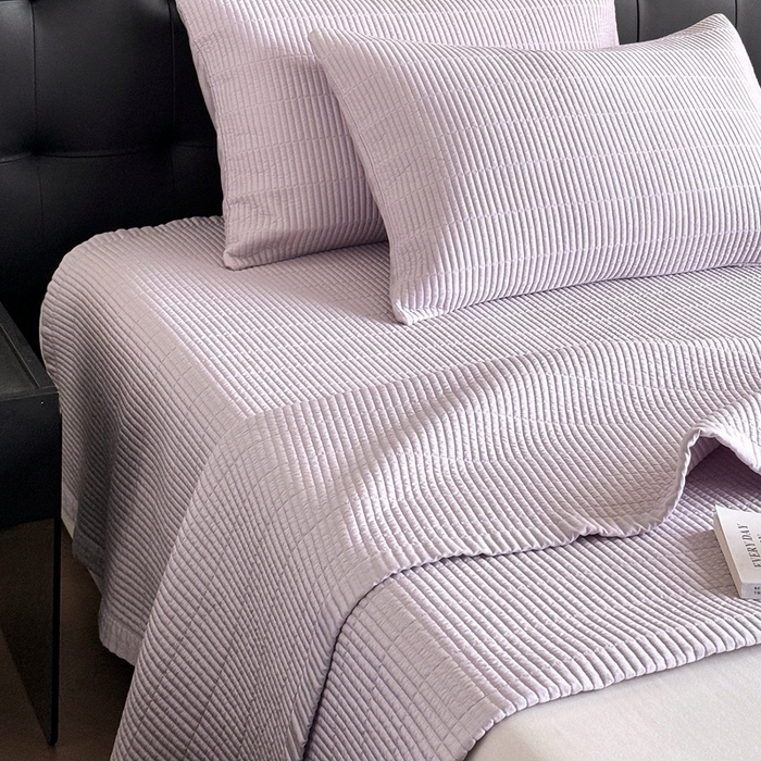 91家纺网 家纺一手货源 找家纺 汇庭 2025新款赫本系列床盖三件套-棚拍 柔和紫