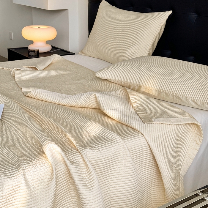 91家纺网 家纺一手货源 找家纺 汇庭 2025新款赫本系列床盖三件套-棚拍 微风驼