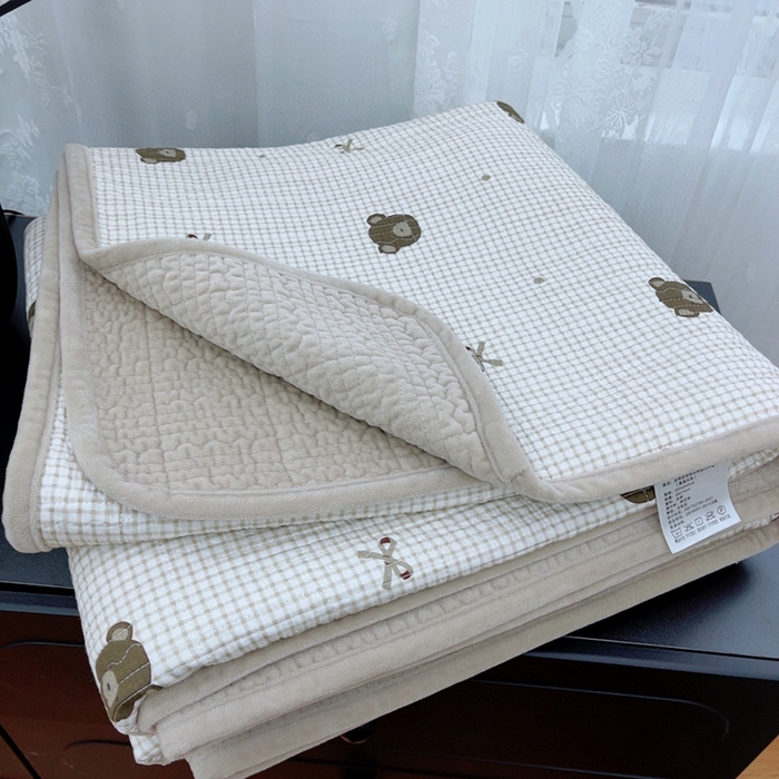 91家纺网 家纺一手货源 找家纺 暖居 2025新款砂洗棉加绒床盖三件套双面两用棉加绒-叠拍图 熊头蝴蝶结