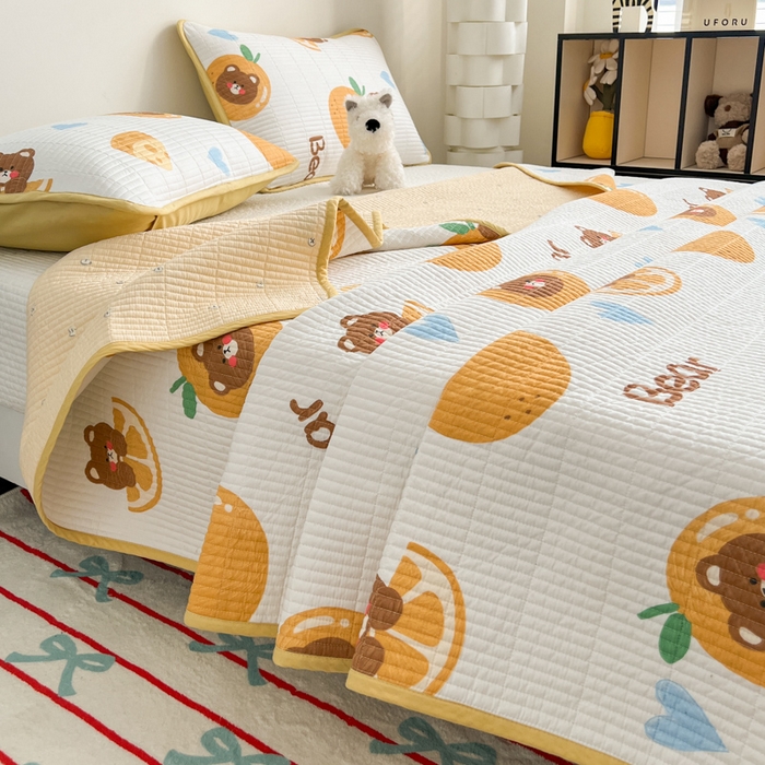 91家纺网 家纺一手货源 找家纺 茉夕家纺 2025新款跑量款双面纯棉印花水洗床盖 橙子小熊