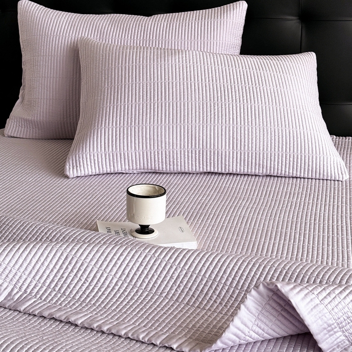 91家纺网 家纺一手货源 找家纺 汇庭 2025新款赫本系列床盖三件套-棚拍 柔和紫