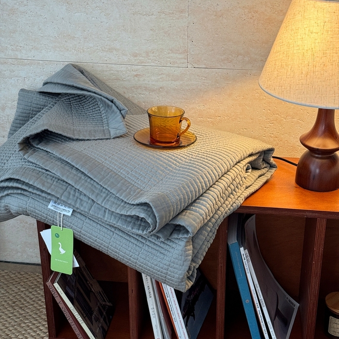 91家纺网 家纺一手货源 找家纺 汇庭 2025新款赫本系列床盖三件套-棚拍 芳华青