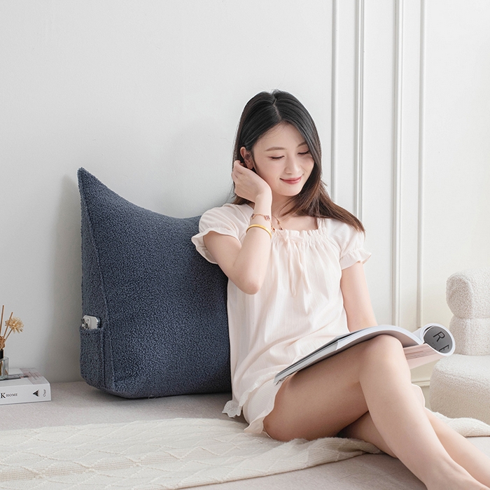 91家纺网 家纺一手货源 找家纺 一兰家纺 2025新款单人加厚泰迪绒三角靠垫床上靠枕沙发靠背阅读枕 穗穗-蔚蓝