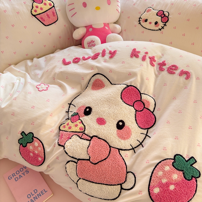 91家纺网 家纺一手货源 找家纺 罗亿家纺 2025新款糯糯棉(110克）大版卡通毛巾绣四件套（提供买家绣） kt-莓烦恼