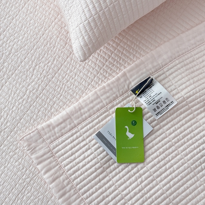 91家纺网 家纺一手货源 找家纺 汇庭 2025新款赫本系列床盖三件套-棚拍 奶茶色