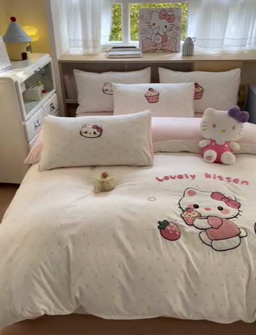 91家纺网 家纺一手货源 找家纺 罗亿家纺 2025新款糯糯棉(110克）大版卡通毛巾绣四件套（提供买家绣） kt-莓烦恼