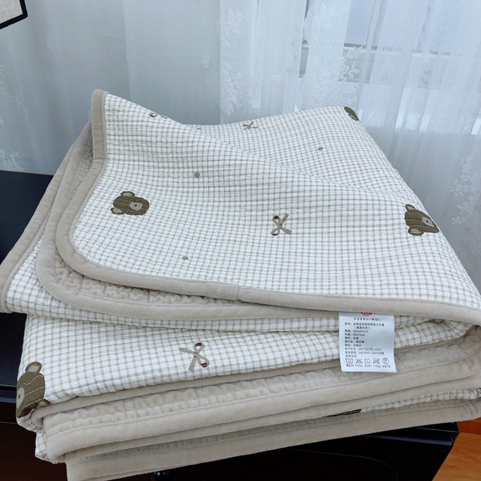 91家纺网 家纺一手货源 找家纺 暖居 2025新款砂洗棉加绒床盖三件套双面两用棉加绒-叠拍图 熊头蝴蝶结