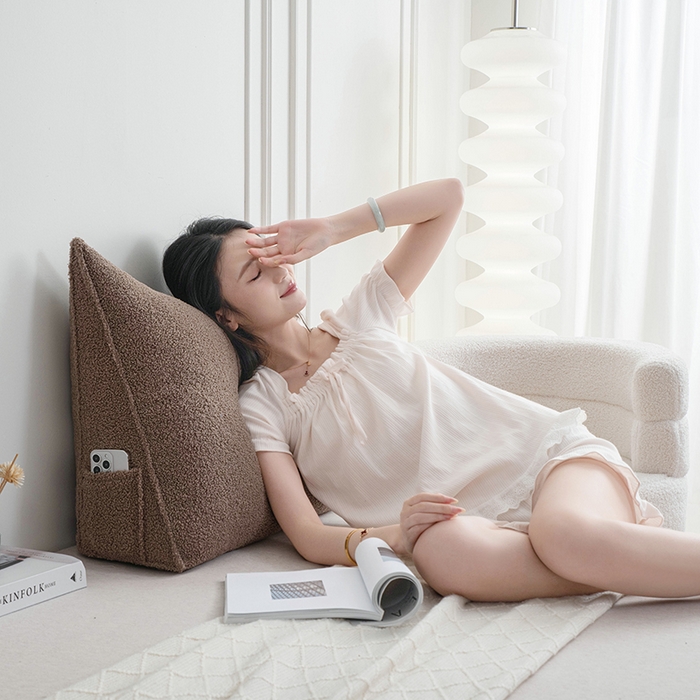 91家纺网 家纺一手货源 找家纺 一兰家纺 2025新款单人加厚泰迪绒三角靠垫床上靠枕沙发靠背阅读枕 穗穗-咖啡