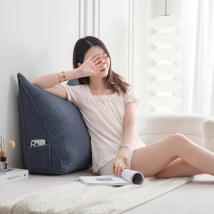 91家纺网 家纺一手货源 找家纺 一兰家纺 2025新款单人加厚泰迪绒三角靠垫床上靠枕沙发靠背阅读枕 穗穗-蔚蓝