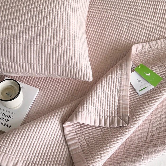 91家纺网 家纺一手货源 找家纺 汇庭 2025新款赫本系列床盖三件套-棚拍 柔和粉