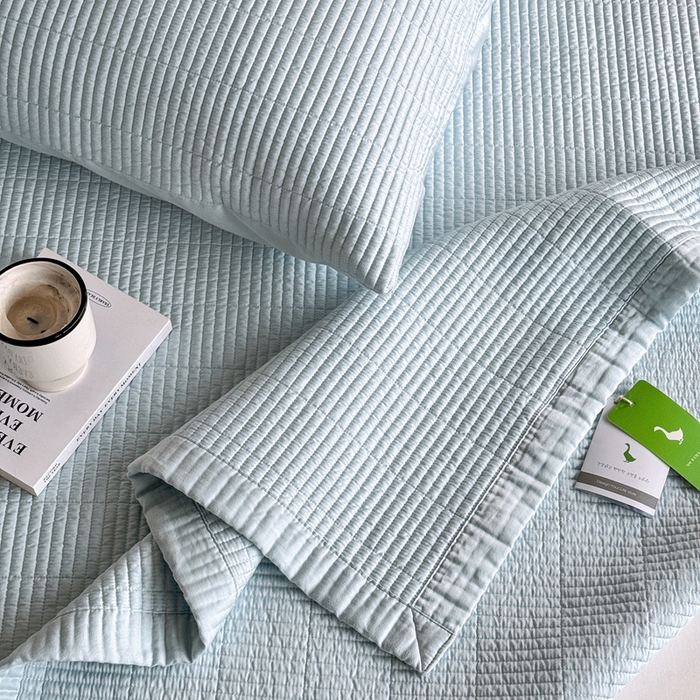 91家纺网 家纺一手货源 找家纺 汇庭 2025新款赫本系列床盖三件套-棚拍 微风兰