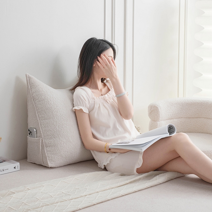 91家纺网 家纺一手货源 找家纺 一兰家纺 2025新款单人加厚泰迪绒三角靠垫床上靠枕沙发靠背阅读枕 穗穗-破境白