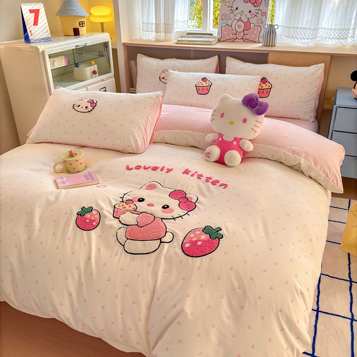 91家纺网 家纺一手货源 找家纺 罗亿家纺 2025新款糯糯棉(110克）大版卡通毛巾绣四件套（提供买家绣） kt-莓烦恼