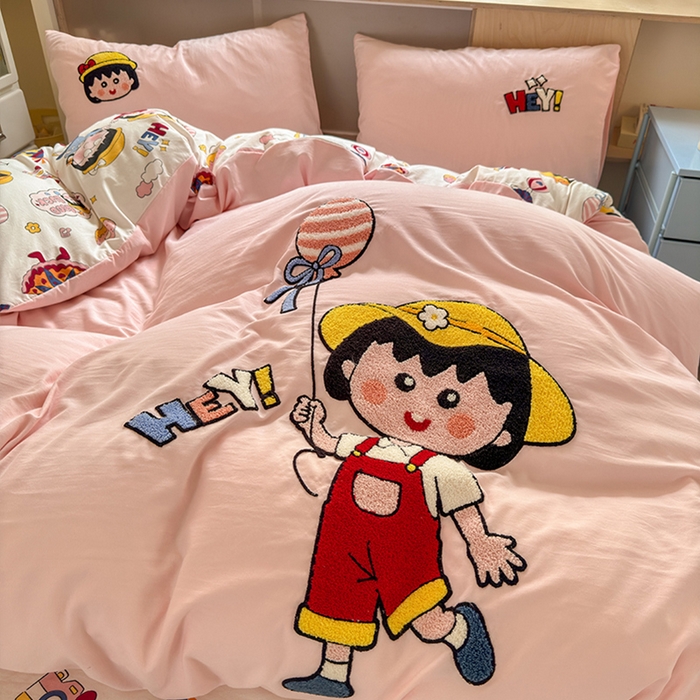 91家纺网 家纺一手货源 找家纺 罗亿家纺 2025新款糯糯棉(110克）大版卡通毛巾绣四件套（提供买家绣） 小丸子去郊游