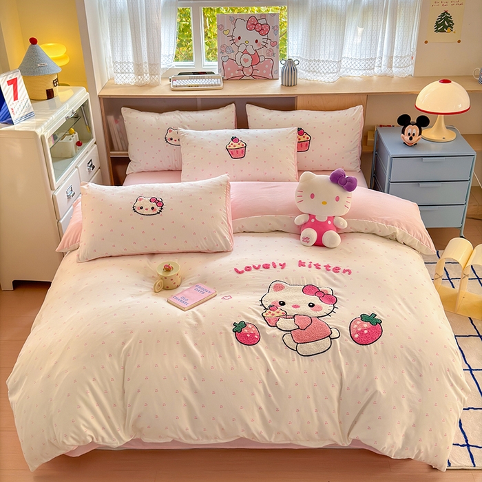 91家纺网 家纺一手货源 找家纺 罗亿家纺 2025新款糯糯棉(110克）大版卡通毛巾绣四件套（提供买家绣） kt-莓烦恼