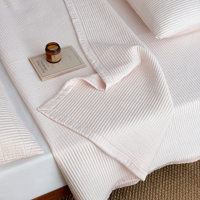 91家纺网 家纺一手货源 找家纺 汇庭 2025新款赫本系列床盖三件套-棚拍 奶茶色