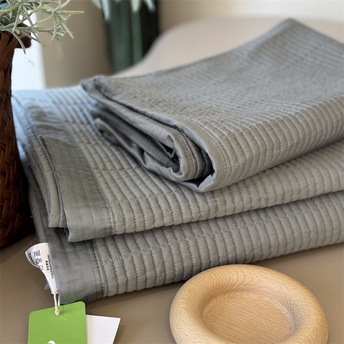 91家纺网 家纺一手货源 找家纺 汇庭 2025新款赫本系列床盖三件套-实拍 芳华青