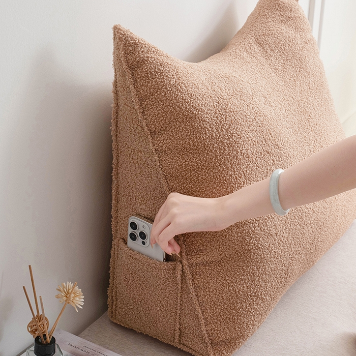 91家纺网 家纺一手货源 找家纺 一兰家纺 2025新款单人加厚泰迪绒三角靠垫床上靠枕沙发靠背阅读枕 穗穗-芥末黄