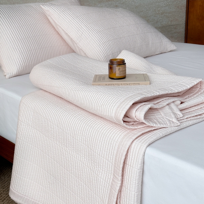 91家纺网 家纺一手货源 找家纺 汇庭 2025新款赫本系列床盖三件套-棚拍 奶茶色