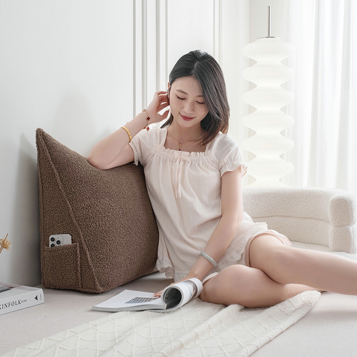 91家纺网 家纺一手货源 找家纺 一兰家纺 2025新款单人加厚泰迪绒三角靠垫床上靠枕沙发靠背阅读枕 穗穗-咖啡