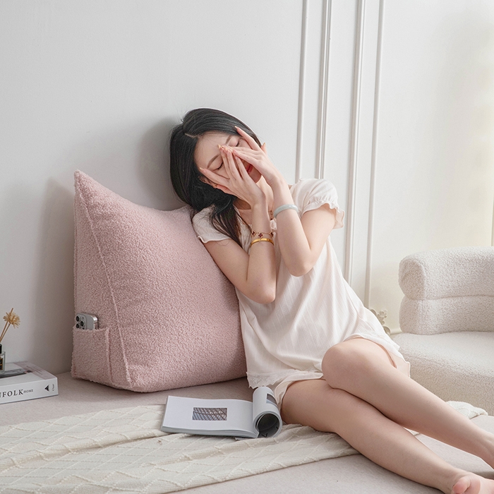 91家纺网 家纺一手货源 找家纺 一兰家纺 2025新款单人加厚泰迪绒三角靠垫床上靠枕沙发靠背阅读枕 穗穗-冰霉粉