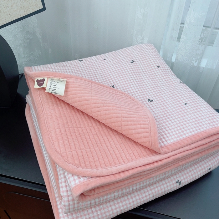 91家纺网 家纺一手货源 找家纺 暖居 2025新款砂洗棉加绒床盖三件套双面两用棉加绒-叠拍图 点点蝴蝶结