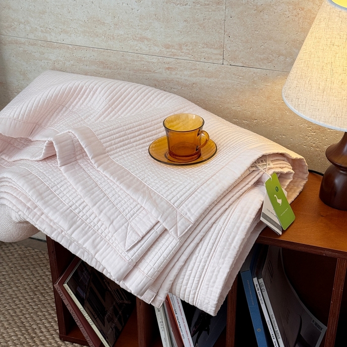 91家纺网 家纺一手货源 找家纺 汇庭 2025新款赫本系列床盖三件套-棚拍 奶茶色