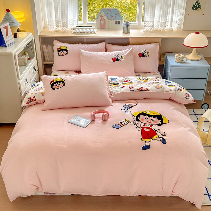 91家纺网 家纺一手货源 找家纺 罗亿家纺 2025新款糯糯棉(110克）大版卡通毛巾绣四件套（提供买家绣） 小丸子去郊游