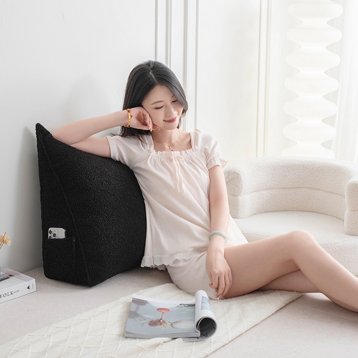 91家纺网 家纺一手货源 找家纺 一兰家纺 2025新款单人加厚泰迪绒三角靠垫床上靠枕沙发靠背阅读枕 穗穗-黑色