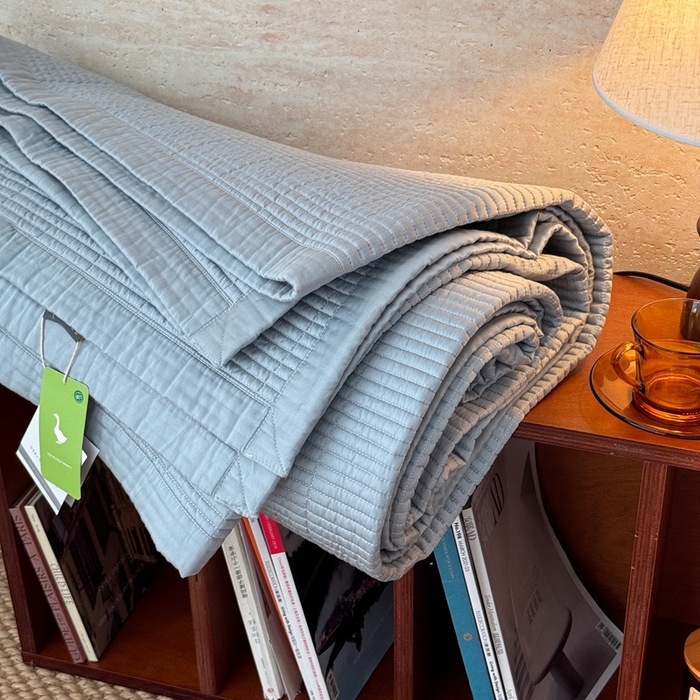 91家纺网 家纺一手货源 找家纺 汇庭 2025新款赫本系列床盖三件套-棚拍 浅水蓝