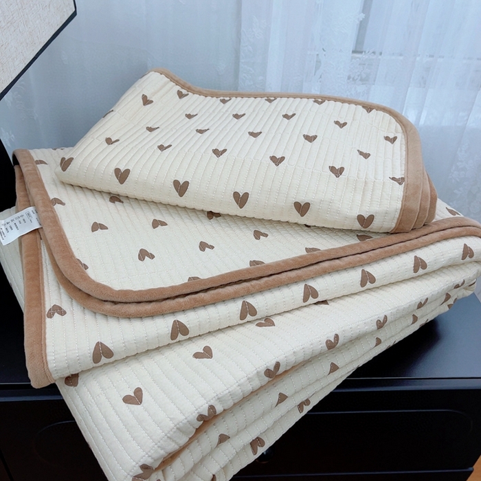 91家纺网 家纺一手货源 找家纺 暖居 2025新款砂洗棉加绒床盖三件套双面两用棉加绒-叠拍图 细微