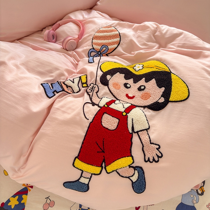 91家纺网 家纺一手货源 找家纺 罗亿家纺 2025新款糯糯棉(110克）大版卡通毛巾绣四件套（提供买家绣） 小丸子去郊游