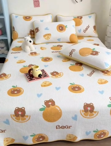 91家纺网 家纺一手货源 找家纺 茉夕家纺 2025新款跑量款双面纯棉印花水洗床盖 橙子小熊