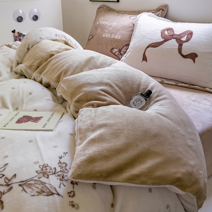 （买家秀 爆款不断货）A类母婴级双面牛奶绒珊瑚绒雪花绒四件套AB版高克重卡通牛奶绒四件套花卉-场景2 蝴蝶飞飞咖