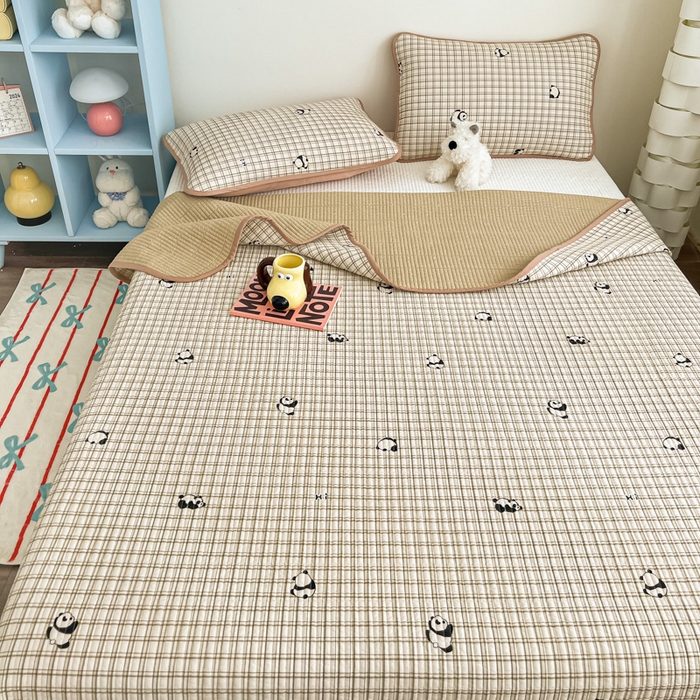 91家纺网 家纺一手货源 找家纺 茉夕家纺 2025新款跑量款双面纯棉印花水洗床盖 调皮熊猫