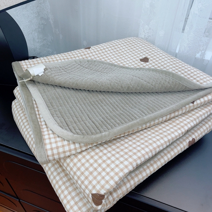 91家纺网 家纺一手货源 找家纺 暖居 2025新款砂洗棉加绒床盖三件套双面两用棉加绒-叠拍图 星灿