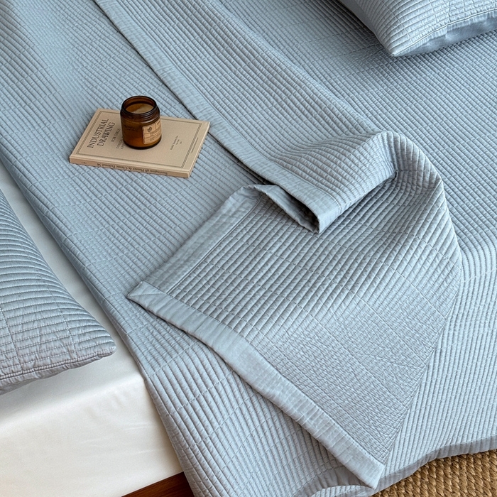 91家纺网 家纺一手货源 找家纺 汇庭 2025新款赫本系列床盖三件套-棚拍 浅水蓝