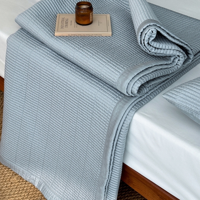 91家纺网 家纺一手货源 找家纺 汇庭 2025新款赫本系列床盖三件套-棚拍 浅水蓝