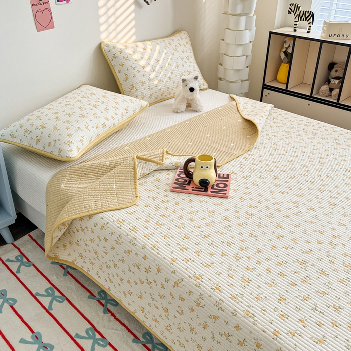 91家纺网 家纺一手货源 找家纺 茉夕家纺 2025新款跑量款双面纯棉印花水洗床盖 故事小黄花