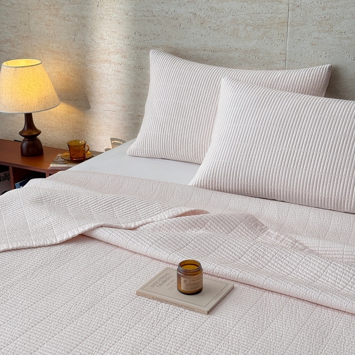 91家纺网 家纺一手货源 找家纺 汇庭 2025新款赫本系列床盖三件套-棚拍 奶茶色