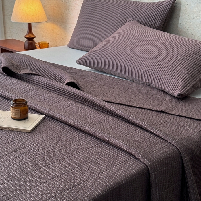 91家纺网 家纺一手货源 找家纺 汇庭 2025新款赫本系列床盖三件套-棚拍 焦糖色